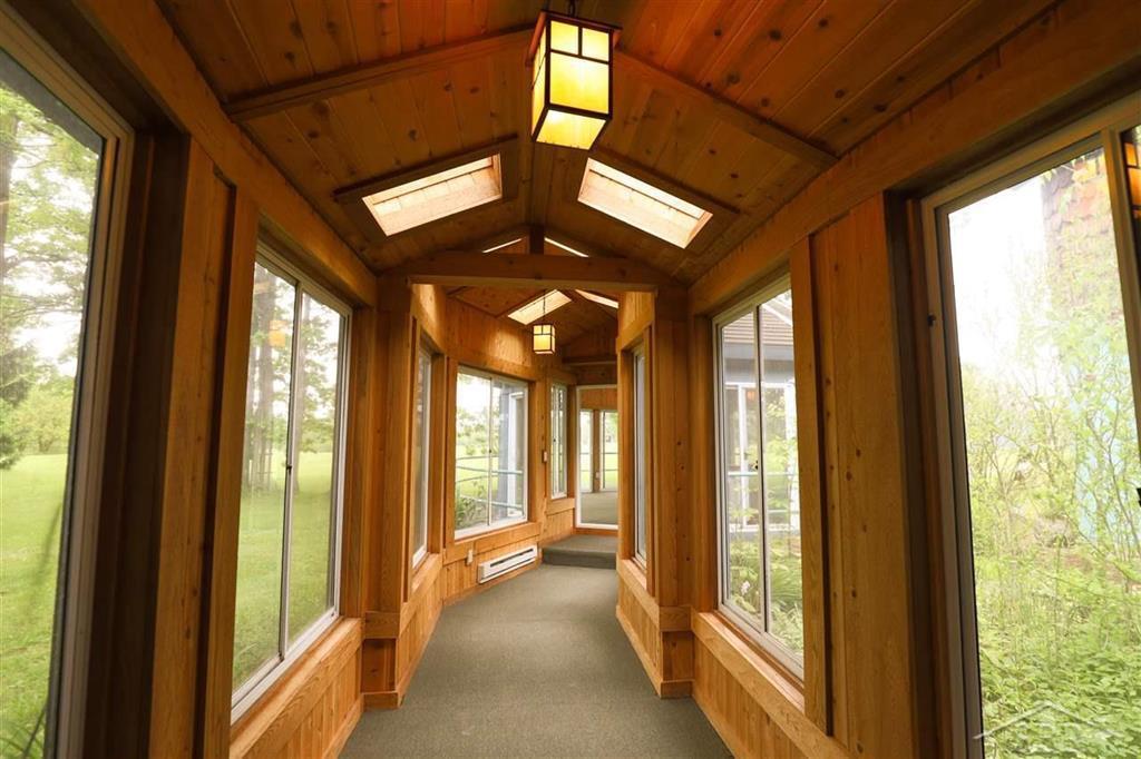 Okay, here's an analysis of the image provided, broken down into sections as requested, only including sections where the image lends itself to the relevant theoretical framework. ## Visual Description The image depic...