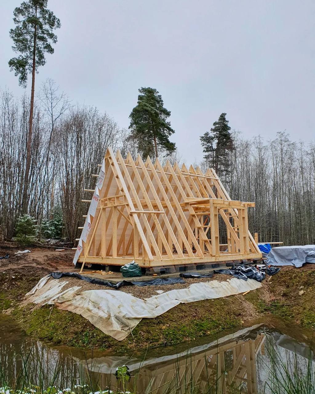 Okay, let's break down this image through the lenses you've requested. It's a fascinating image offering several avenues for analysis. **Visual Description** The photograph depicts a partially constructed wooden struc...