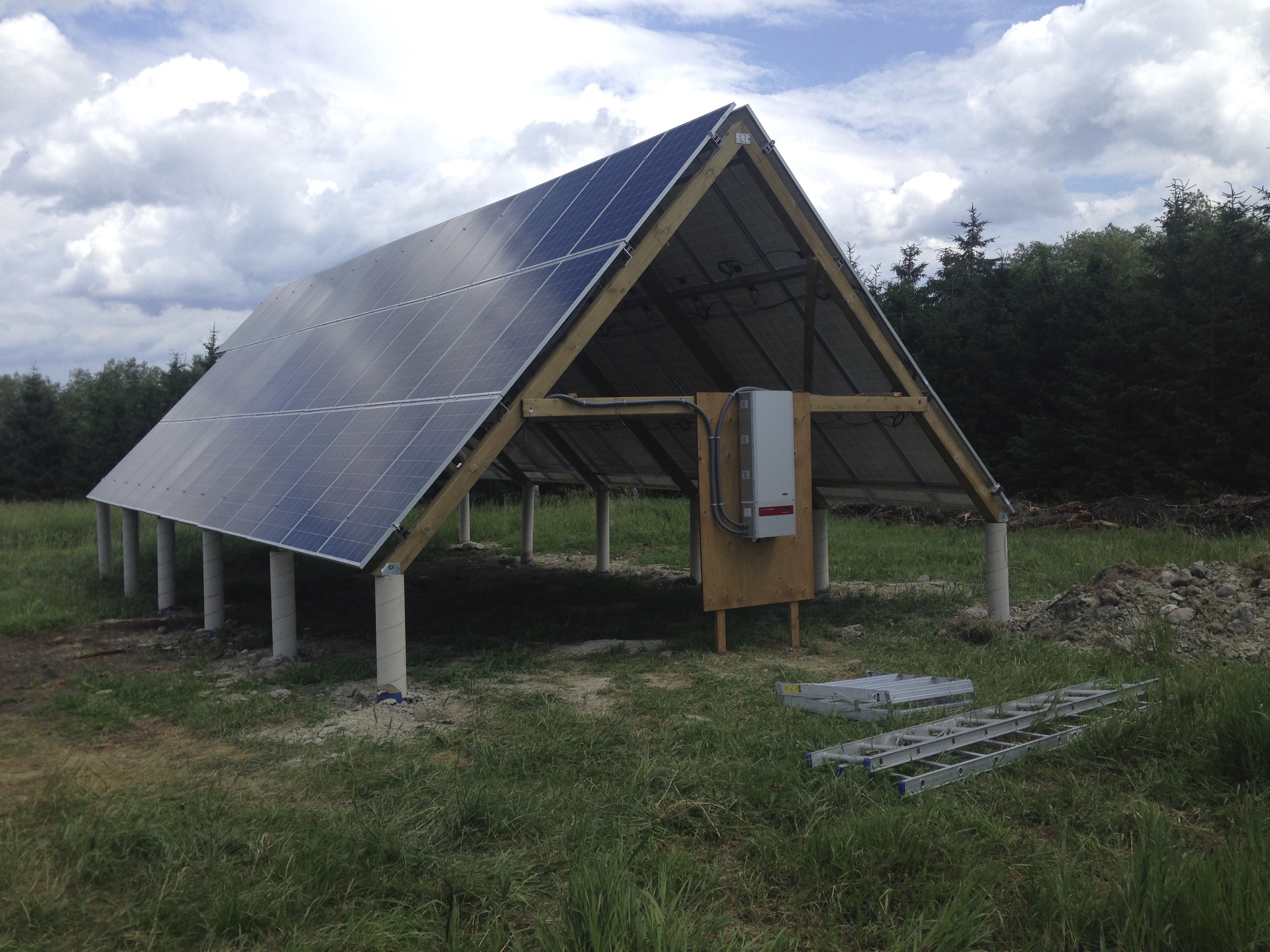 Okay, here's an analysis of the image, broken down into sections based on the requested theoretical frameworks. I'll note *why* a section is skipped if a framework doesn’t directly apply, or feels like a stretch. ## V...