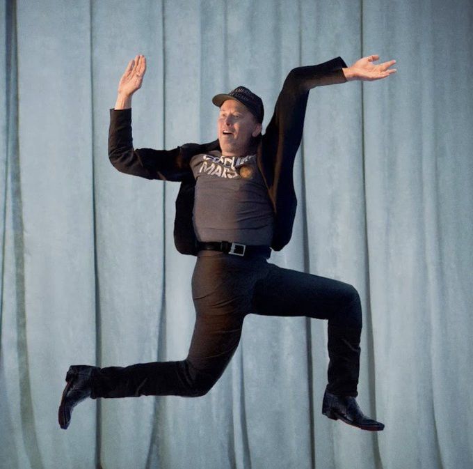 Okay, here's an analysis of the image, broken down into sections as requested, prioritizing only those sections where the image offers substantial material for analysis. **Visual Description** The photograph depicts a...