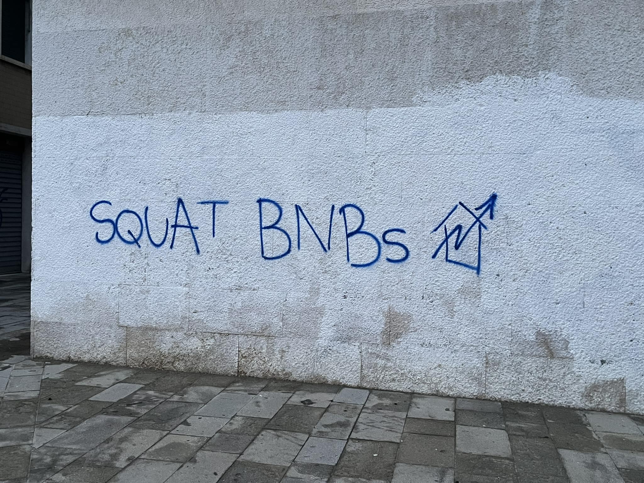 Okay, here's a breakdown of the image, analyzed through the frameworks you've requested, only including those that are relevant. **Visual Description** The image depicts a section of a textured, light-colored wall (po...