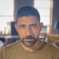 Here's an analysis of the image, broken down into sections as requested. Note that some sections will be brief or absent, as not all theoretical frameworks apply strongly to a single portrait. **Visual Description** T...