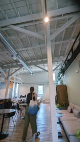 Okay, here’s an analysis of the image, broken down into sections as requested. I'll indicate where a section doesn't quite apply or is limited due to the nature of a single image. **Visual Description** The image depi...