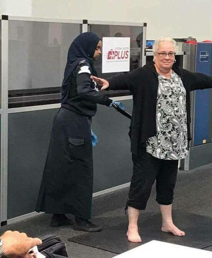 Here's an analysis of the image, broken down into sections as requested. Not all sections will be relevant, and the depth of analysis will vary depending on applicability. **Visual Description** The photograph depicts...