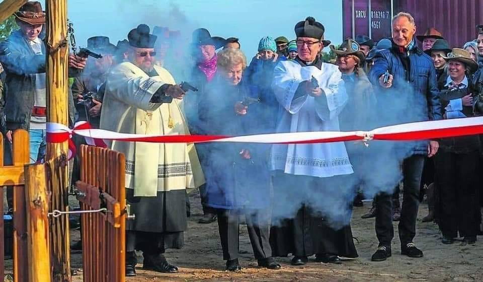 Okay, here's an analysis of the image, broken down into sections addressing the requested theoretical frameworks. It's a complex image, so the analysis is detailed. I'll indicate if a section *doesn't* apply. **Please...