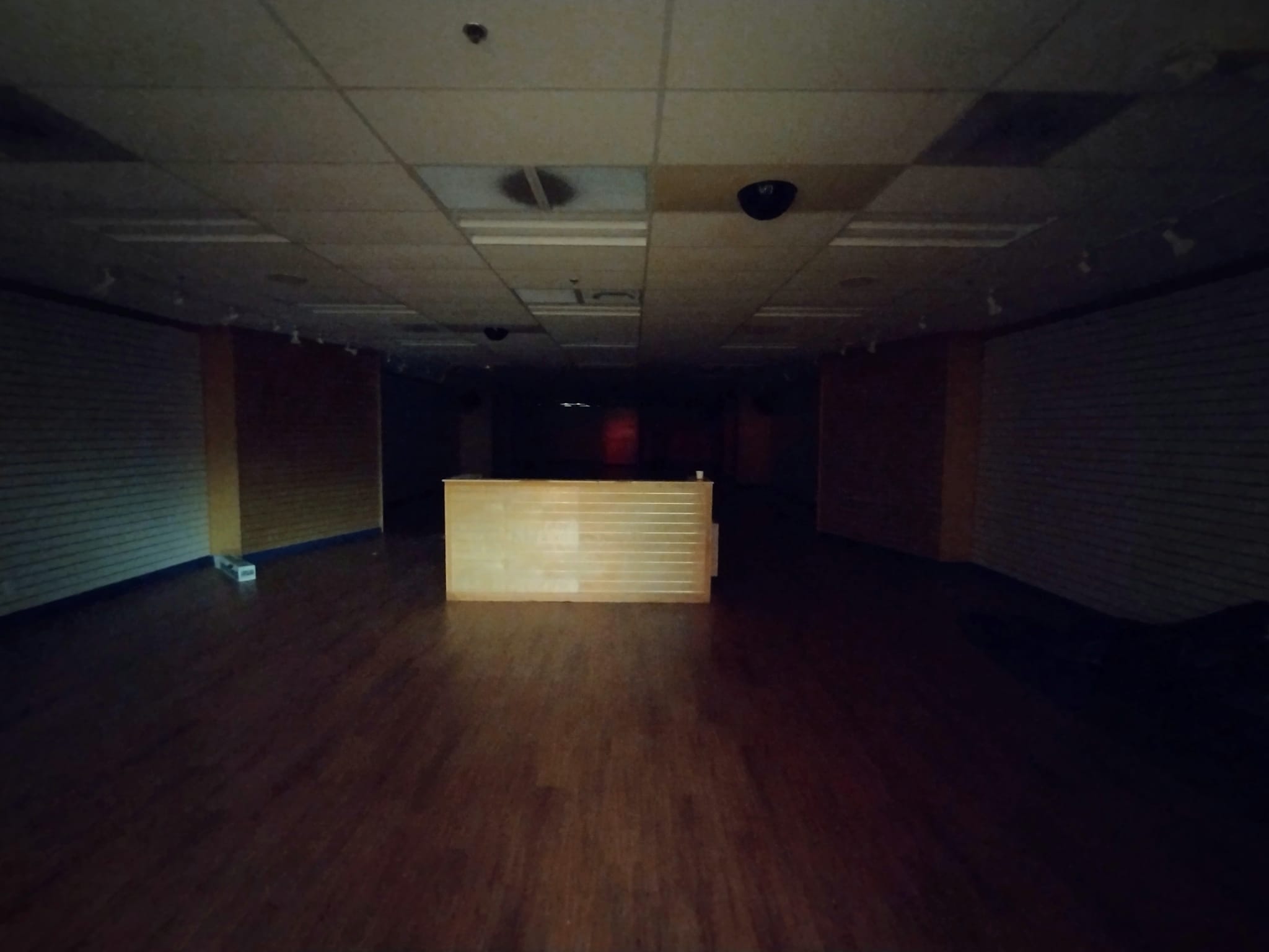 Okay, here's an analysis of the provided image, broken down into sections as requested. Since the image is relatively sparse, some sections will be more developed than others. I'll indicate where an analysis point is...