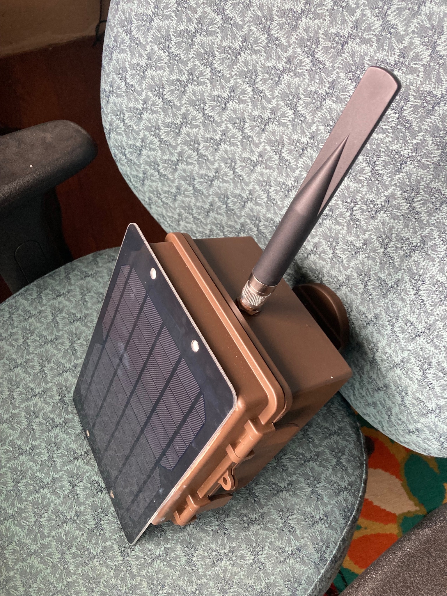 Okay, here's an analysis of the image, broken down into the requested theoretical frameworks where applicable. Given the nature of the object, some sections will be more relevant than others. ## Visual Description The...