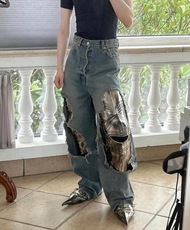 Okay, let's break down this image with the requested theoretical lenses. I'll only include sections where the theory truly applies and adds meaningful insight. ## Visual Description The image shows a person standing i...