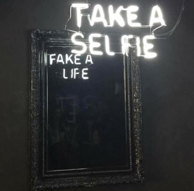 Okay, here's an analysis of the image, broken down into the sections you requested, applying relevant theoretical frameworks where appropriate. **Visual Description** The image features a vintage-style ornate mirror w...