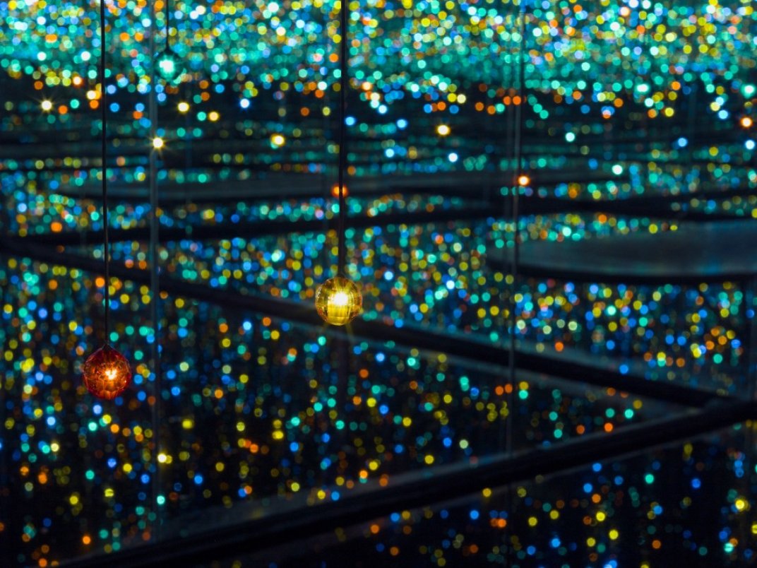 Here's an analysis of the image, broken down into sections as requested. Note that some sections are more relevant than others; I'll explain those choices. **Visual Description** The image depicts an immersive art ins...