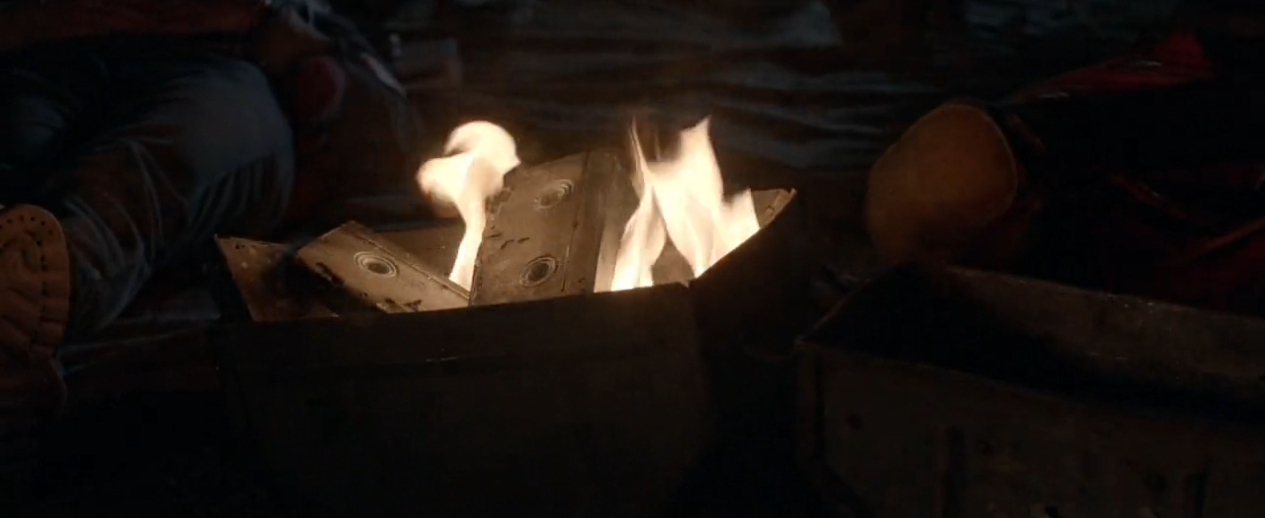 Okay, here's an analysis of the image, broken down into sections based on the requested theoretical frameworks. I'll indicate where a framework *doesn't* strongly apply. **Visual Description** The image depicts a clos...