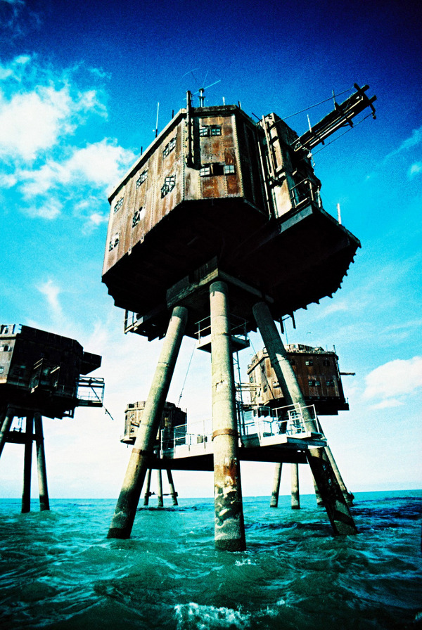 Okay, here's an analysis of the image, broken down into sections as requested. I'll indicate when a particular theoretical framework *doesn't* neatly apply, or where application is limited. **Image Description** The p...