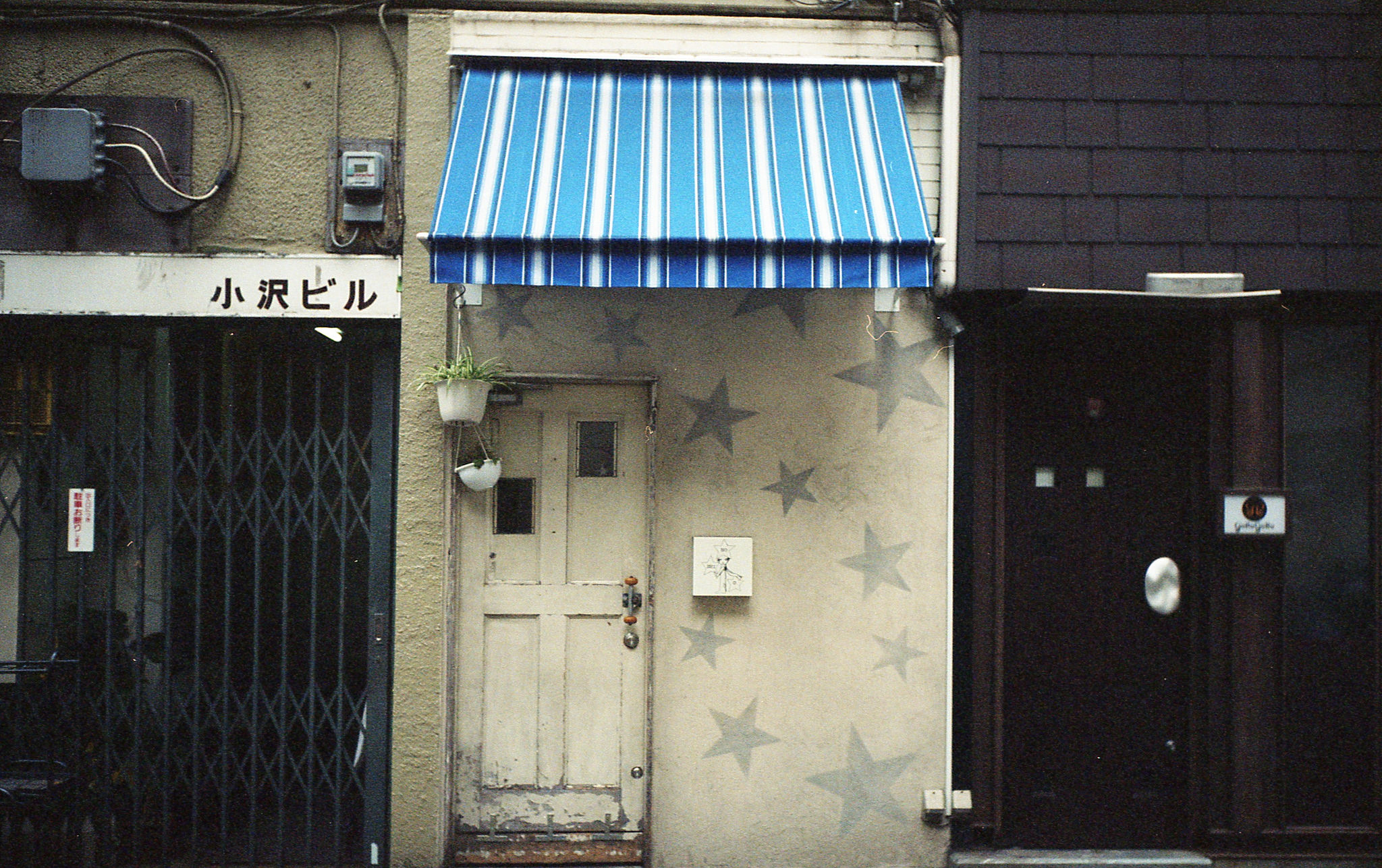 Okay, here's an analysis of the image, broken down into sections addressing the topics you requested, where applicable. Given the nature of the image, certain theoretical frameworks will be more relevant than others....