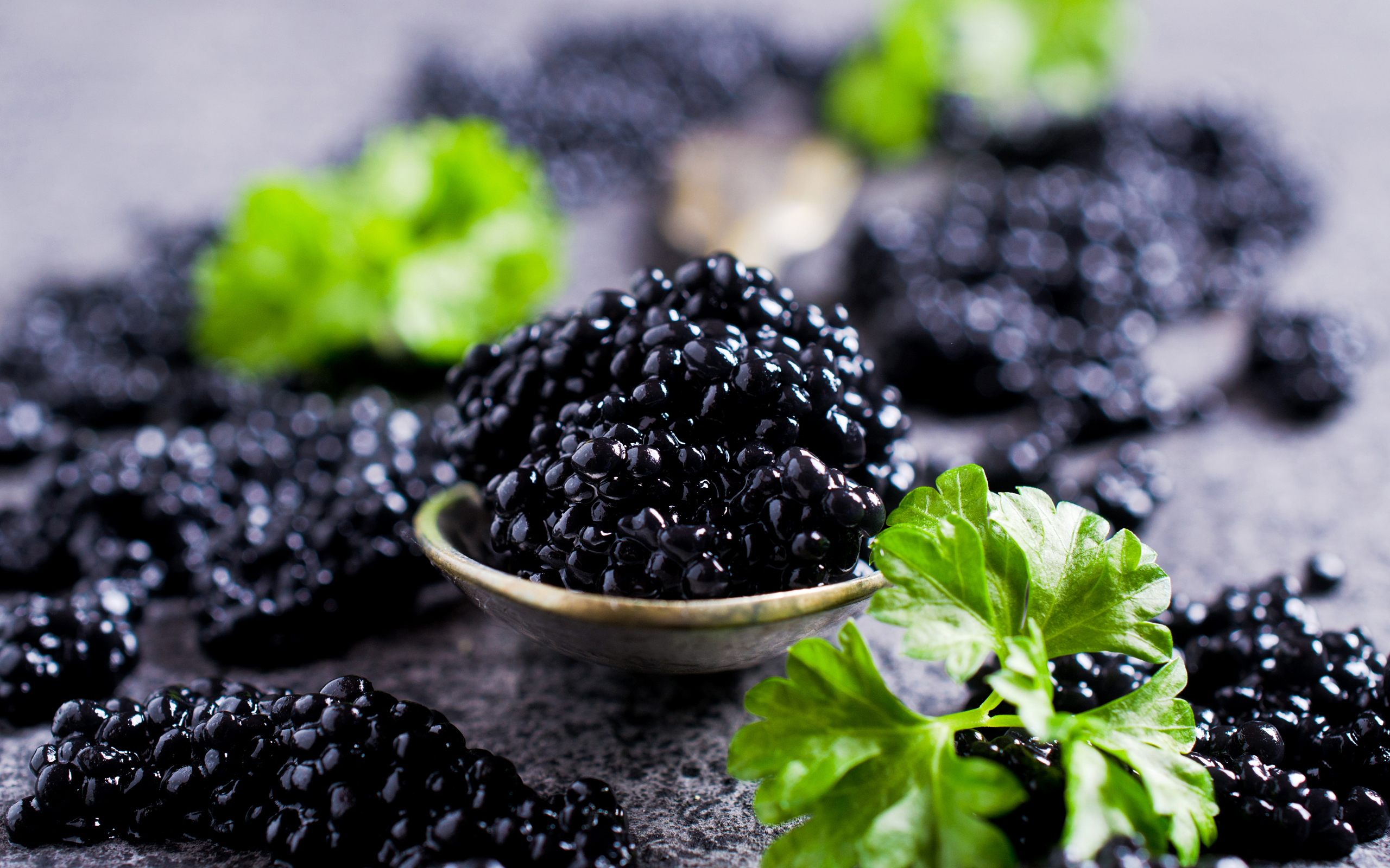 Okay, here's a breakdown of the image, analyzing it through the lenses you requested, offering sections where those analyses are applicable. ## Visual Description The image is a close-up still life photograph featurin...