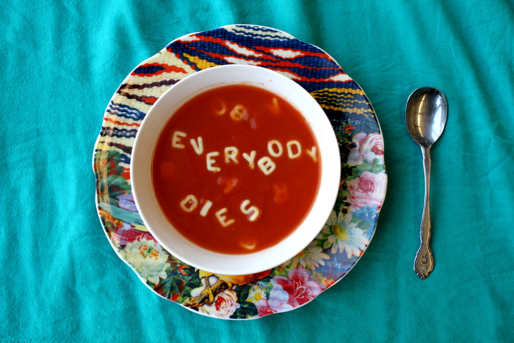 Here's an analysis of the image, broken down into sections as requested, focusing on the areas that are most relevant to the image. ## Visual Description The image presents a top-down view of a bowl of bright red toma...