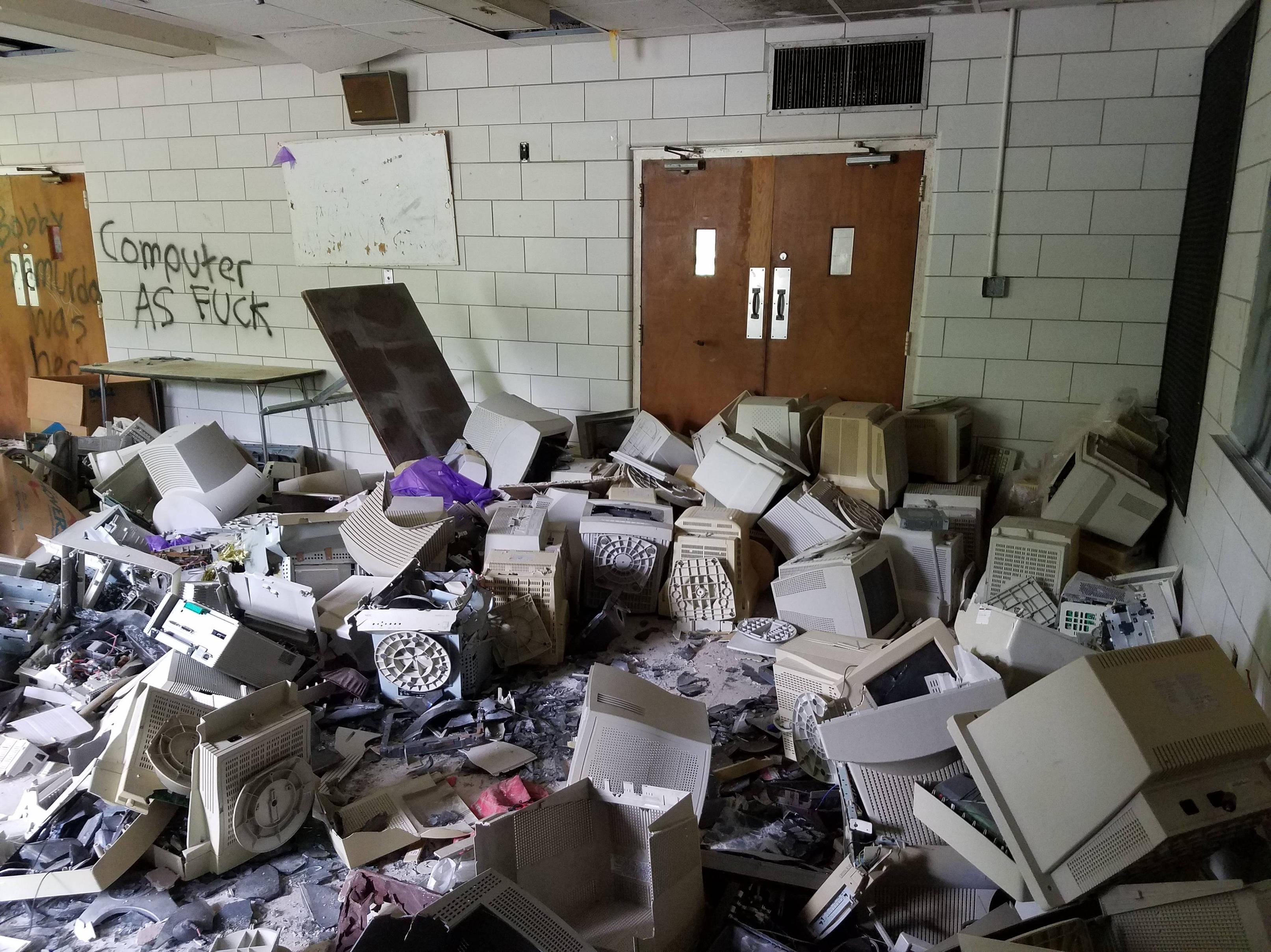 Okay, here's an analysis of the image, broken down into the requested sections. I’ll address only the applicable sections, as some may not be strongly represented in the image. ## Visual Description The image depicts...