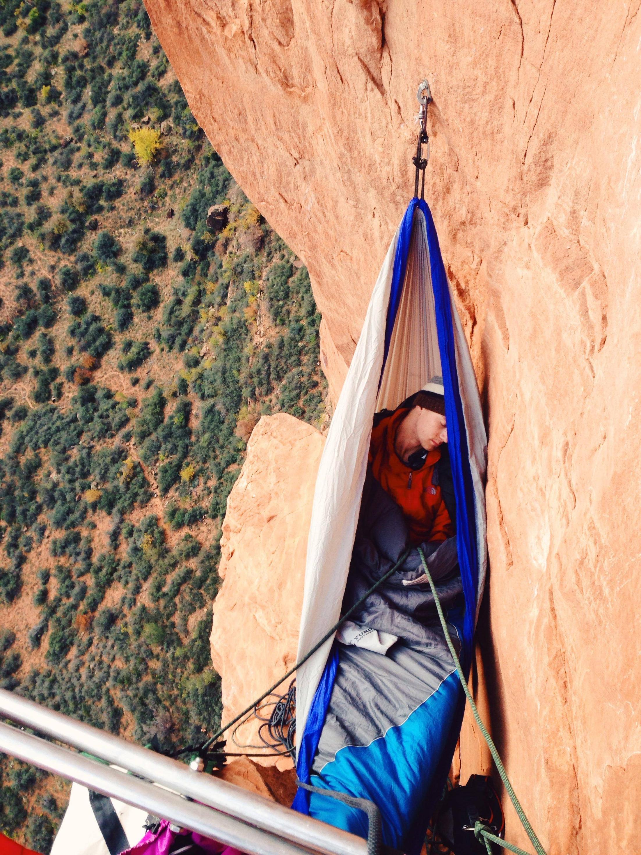 Okay, here's an analysis of the image, broken down into sections as requested. I will only include sections where the topic is genuinely relevant and applicable, avoiding forced fits. ## Visual Description The image d...