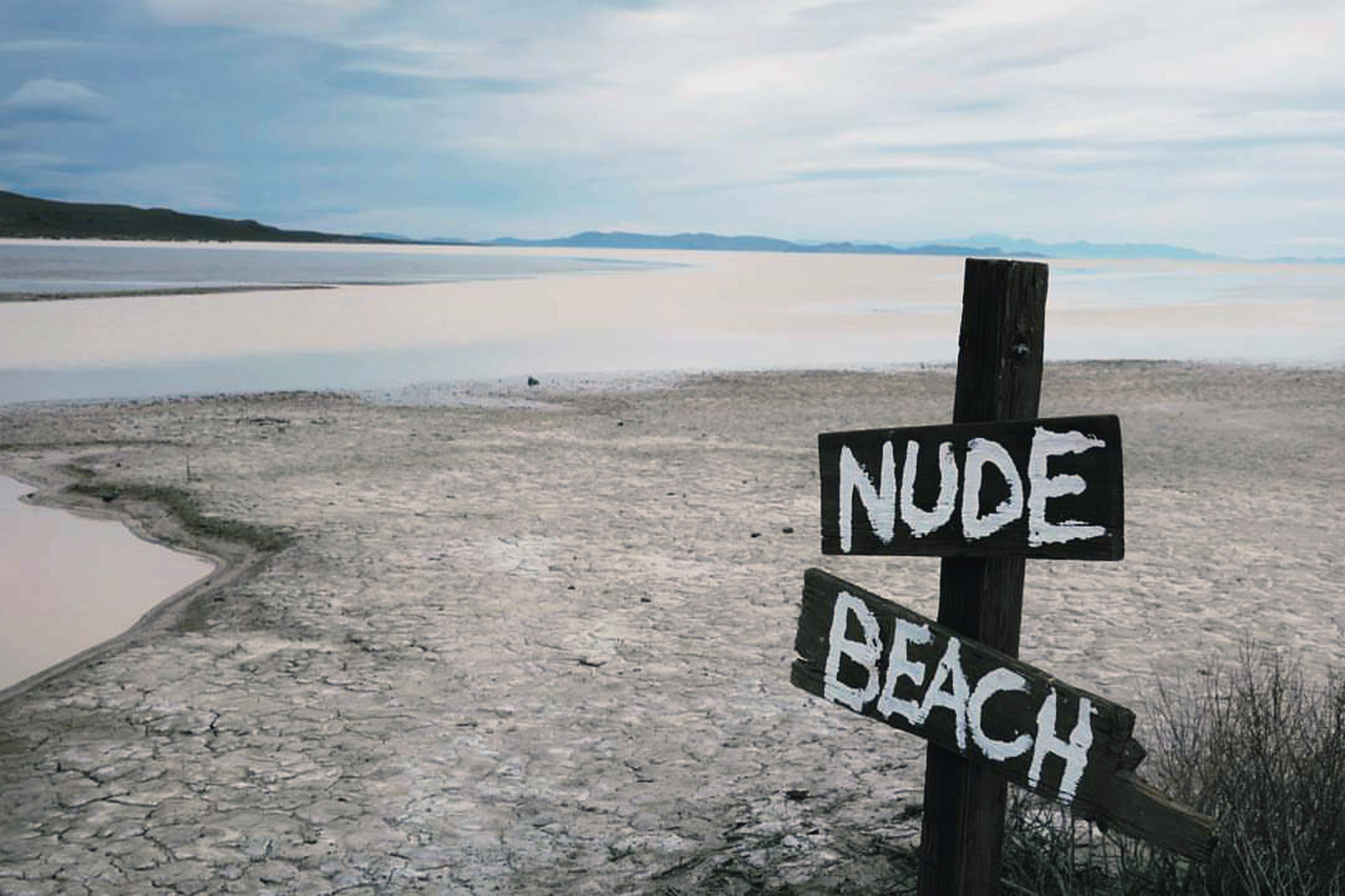 Okay, here's an analysis of the image, broken down into sections according to the requested theoretical frameworks. I'll note where a framework doesn't strongly apply. ## Visual Description The image depicts a weather...