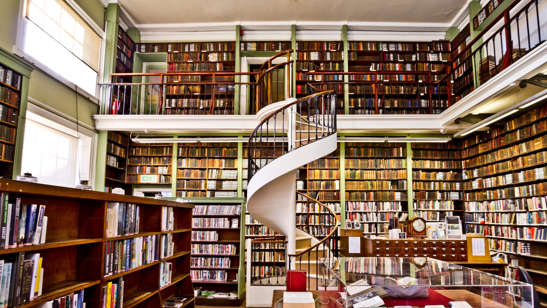 Okay, let's break down the image through a series of theoretical lenses. Here's a breakdown, addressing each section only if it demonstrably applies to the image. --- ## **Visual Description** The photograph depicts t...