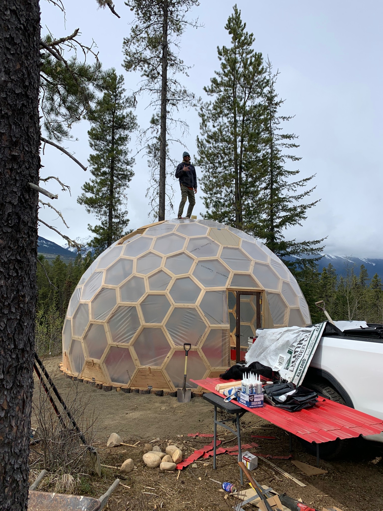 Okay, here's an analysis of the image, broken down into the requested sections, with each only included *if* the image lends itself to that type of analysis. I'll also include a disclaimer at the end about the limits...