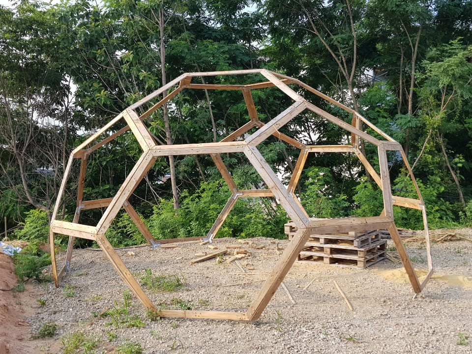 Okay, here's an analysis of the image based on the requested theoretical frameworks, broken down into sections. I'll only include sections where the framework is demonstrably applicable to the image. --- ## Visual Des...