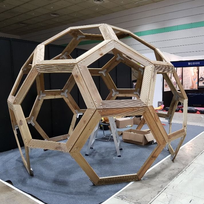 Okay, here's an analysis of the image, broken down into sections as requested. I'll note if a section *doesn't* apply. I'll aim for a balance of analysis that is appropriate to the photo's content. --- ## Visual Descr...