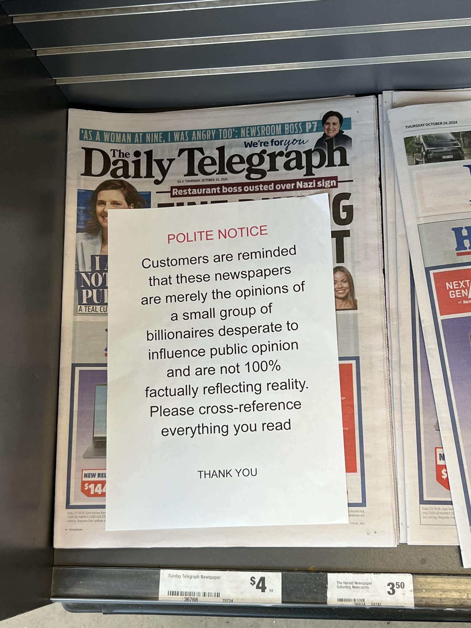 Okay, here's an analysis of the image, broken down into sections as requested. I'll only include sections where the image lends itself to that type of analysis. **Visual Description** The image depicts a stack of news...