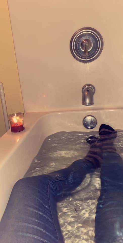 Okay, here's an analysis of the image, broken down into the requested sections, based on the elements it presents. I'll only include sections where the image lends itself to that type of analysis. ## Visual Descriptio...