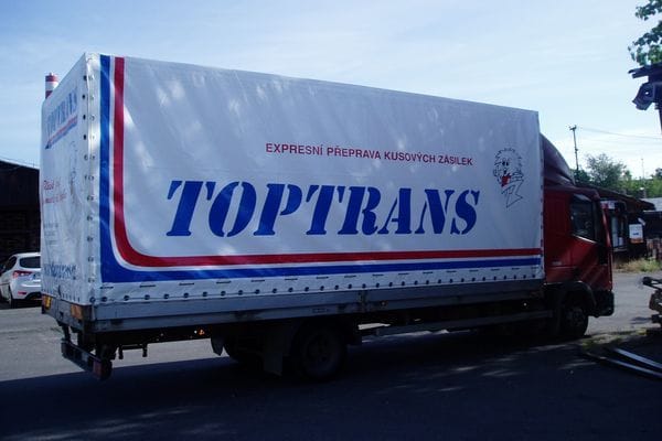 Okay, here's an analysis of the image, broken down into sections as you requested. It's important to note that applying *all* these theoretical lenses to a single image can feel forced, so I've focused on where they p...