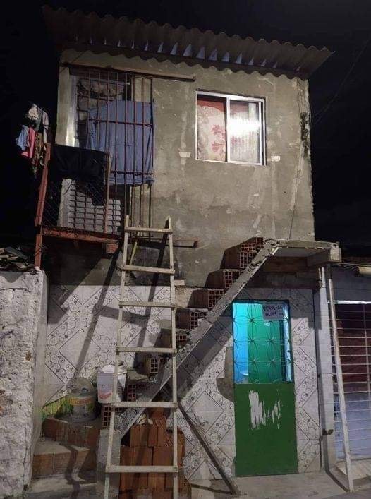 Okay, here's an analysis of the image broken down into the requested sections, based on the visible elements. I'll indicate when a section doesn't apply significantly. I’ll be interpreting, so these are potential read...