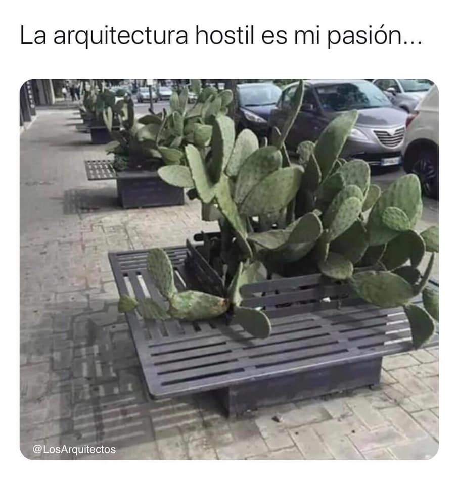 Okay, let's break down this image and the accompanying text ("La arquitectura hostil es mi pasión..." – "Hostile architecture is my passion...") through various theoretical lenses. It's a potent image that lends itsel...