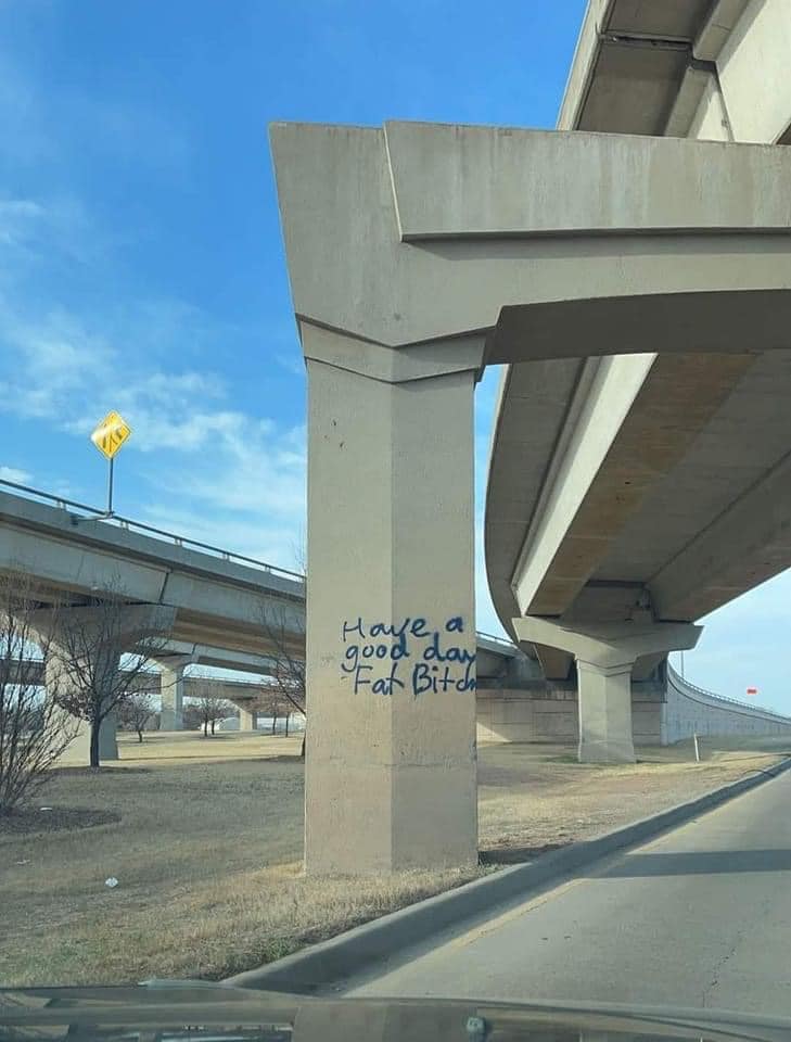 Okay, here's an analysis of the image, broken down into the requested sections, where applicable. I'll explain why certain sections aren't relevant too. ## Visual Description The image depicts a concrete support pilla...